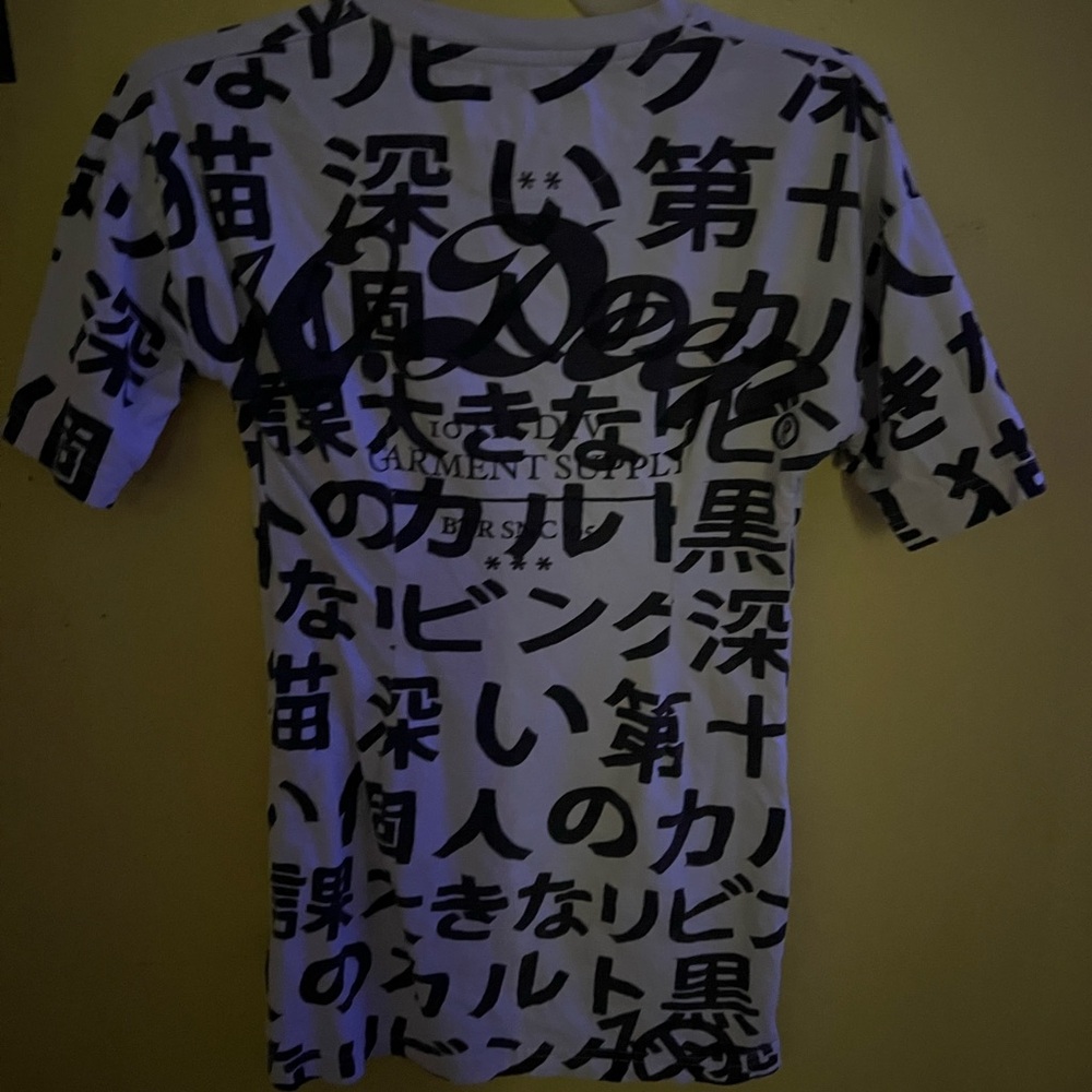 Vintage 10 deep Japanese lettering graphic tshirt
* size small